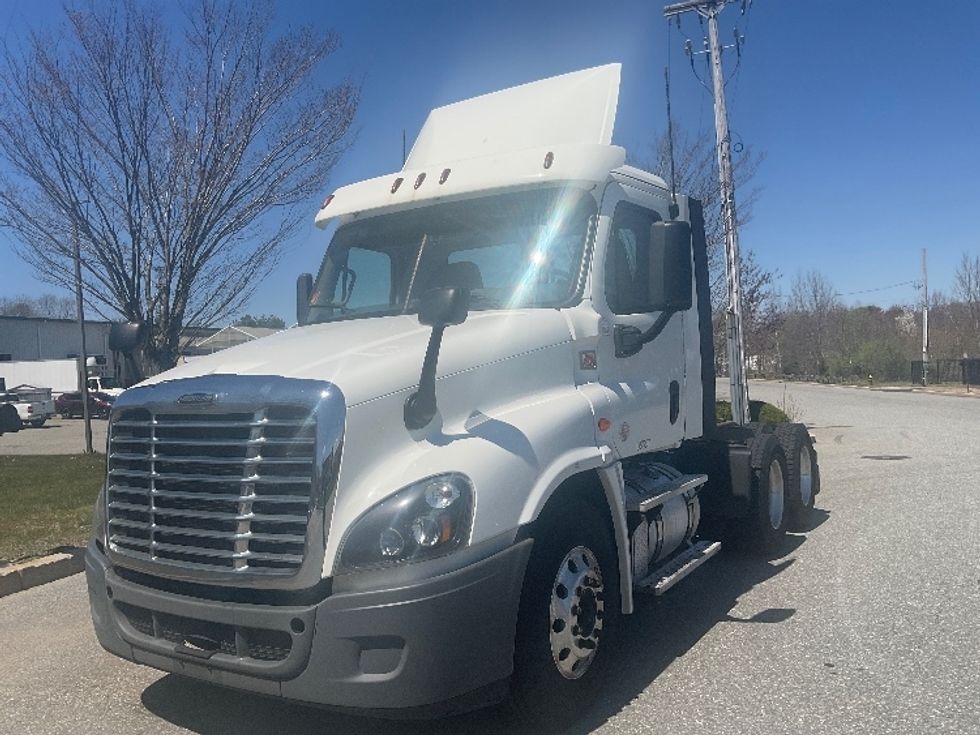 Day Cab Tractor-Heavy Duty Tractors-Freightliner-2018-Cascadia 12564ST-Fitchburg-MA-380,933\n\t\tmiles-$ 34,250 - Image 3