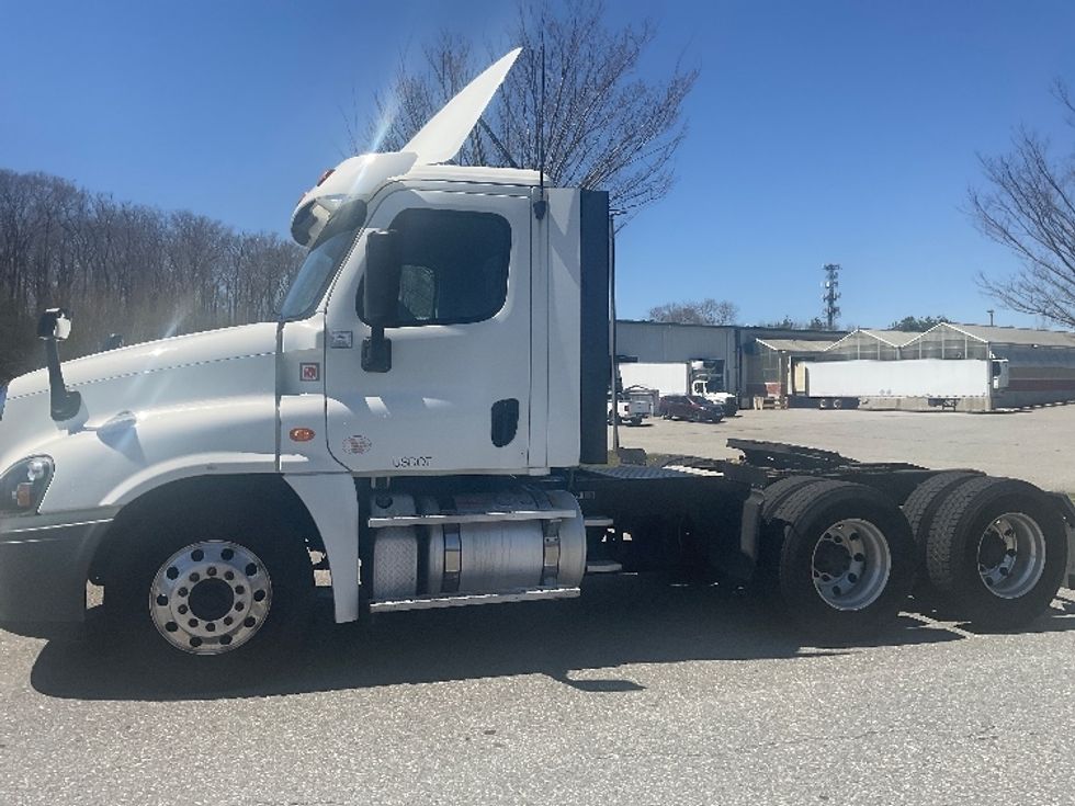 Day Cab Tractor-Heavy Duty Tractors-Freightliner-2018-Cascadia 12564ST-Fitchburg-MA-380,933\n\t\tmiles-$ 34,250 - Image 4