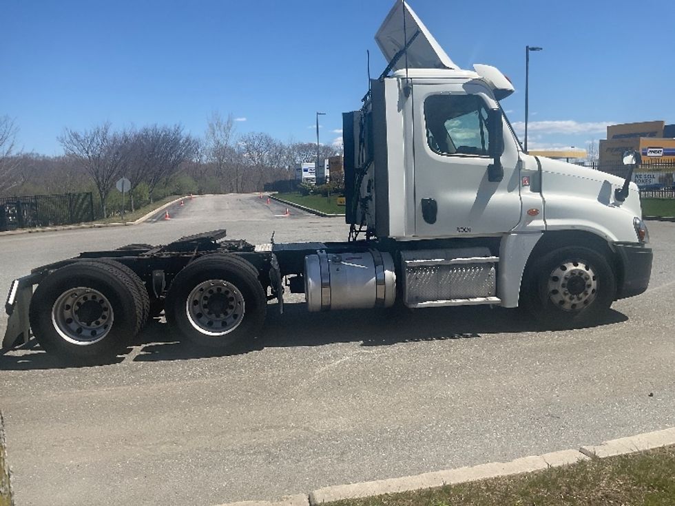 Day Cab Tractor-Heavy Duty Tractors-Freightliner-2018-Cascadia 12564ST-Fitchburg-MA-380,933\n\t\tmiles-$ 34,250 - Image 8