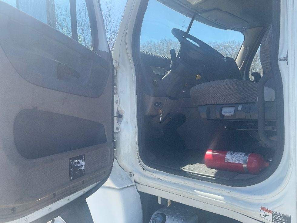 Day Cab Tractor-Heavy Duty Tractors-Freightliner-2018-Cascadia 12564ST-Fitchburg-MA-380,933\n\t\tmiles-$ 34,250 - Image 9