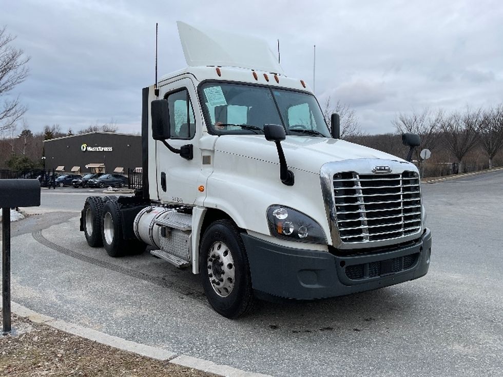 Day Cab Tractor-Heavy Duty Tractors-Freightliner-2018-Cascadia 12564ST-Fitchburg-MA-436,036\n\t\tmiles-$ 36,250 - Image 1