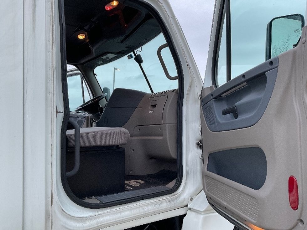 Day Cab Tractor-Heavy Duty Tractors-Freightliner-2018-Cascadia 12564ST-Fitchburg-MA-436,036\n\t\tmiles-$ 36,250 - Image 12