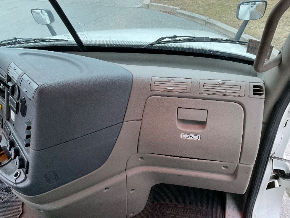 Day Cab Tractor-Heavy Duty Tractors-Freightliner-2018-Cascadia 12564ST-Fitchburg-MA-436,036\n\t\tmiles-$ 36,250 - Image 13