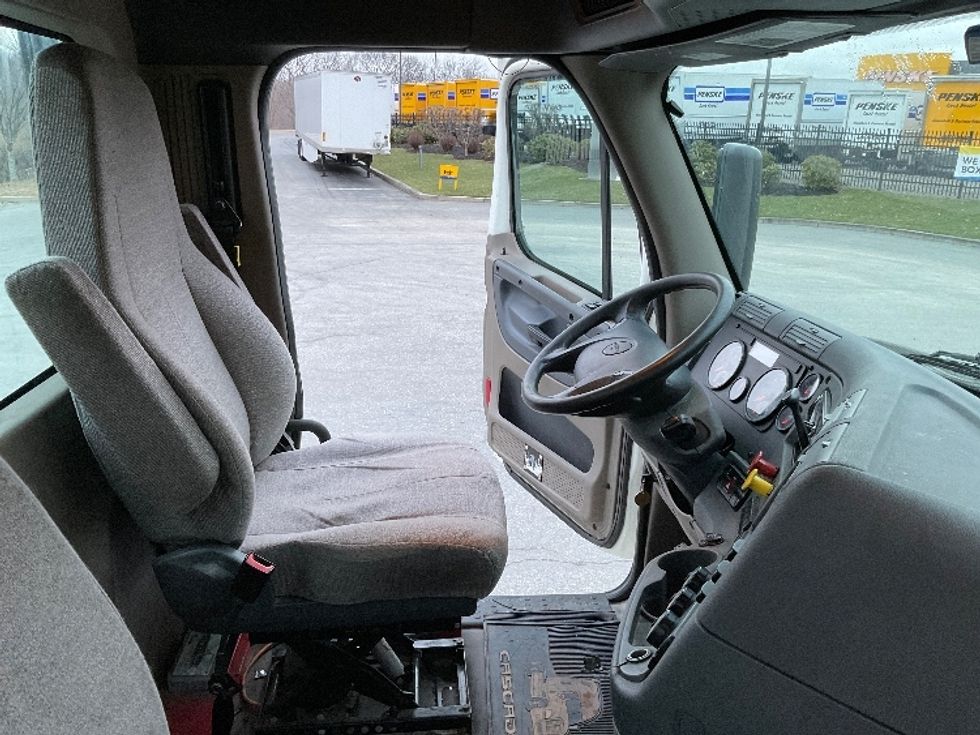 Day Cab Tractor-Heavy Duty Tractors-Freightliner-2018-Cascadia 12564ST-Fitchburg-MA-436,036\n\t\tmiles-$ 36,250 - Image 14