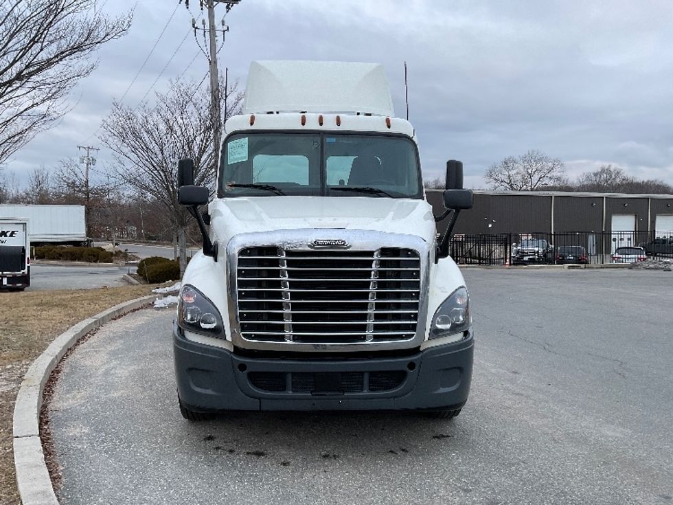 Day Cab Tractor-Heavy Duty Tractors-Freightliner-2018-Cascadia 12564ST-Fitchburg-MA-436,036\n\t\tmiles-$ 36,250 - Image 2