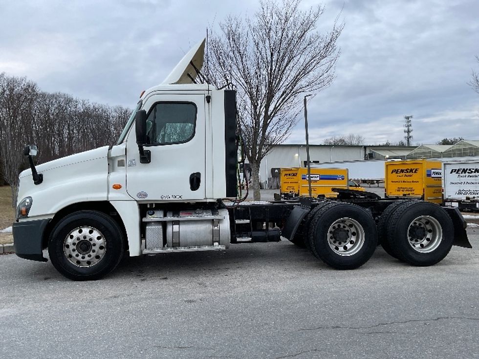 Day Cab Tractor-Heavy Duty Tractors-Freightliner-2018-Cascadia 12564ST-Fitchburg-MA-436,036\n\t\tmiles-$ 36,250 - Image 4