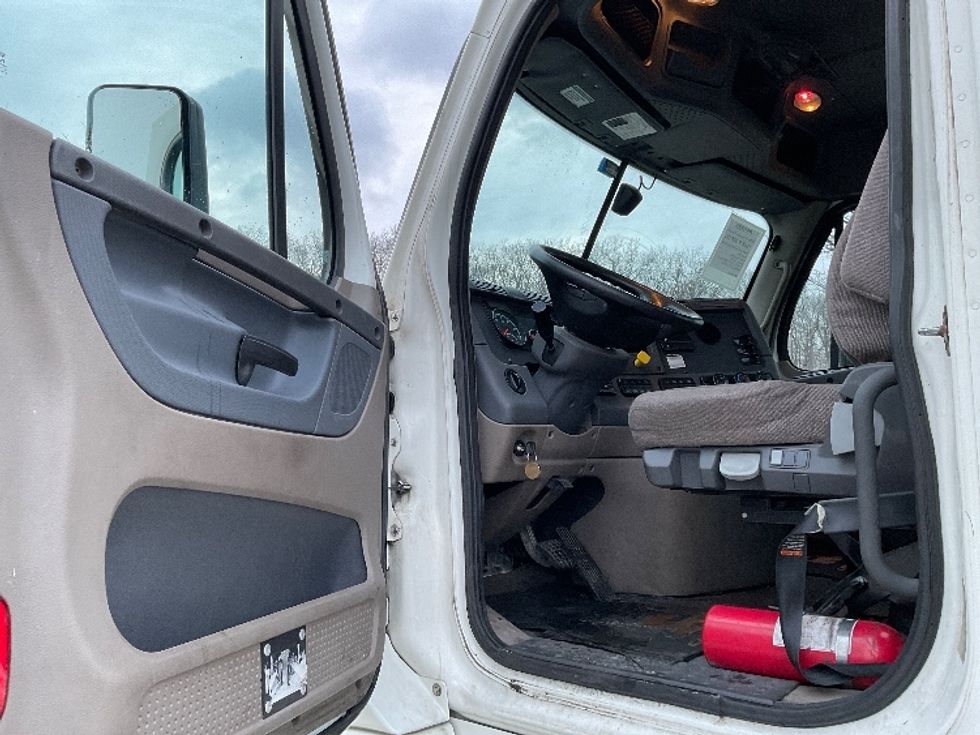 Day Cab Tractor-Heavy Duty Tractors-Freightliner-2018-Cascadia 12564ST-Fitchburg-MA-436,036\n\t\tmiles-$ 36,250 - Image 9