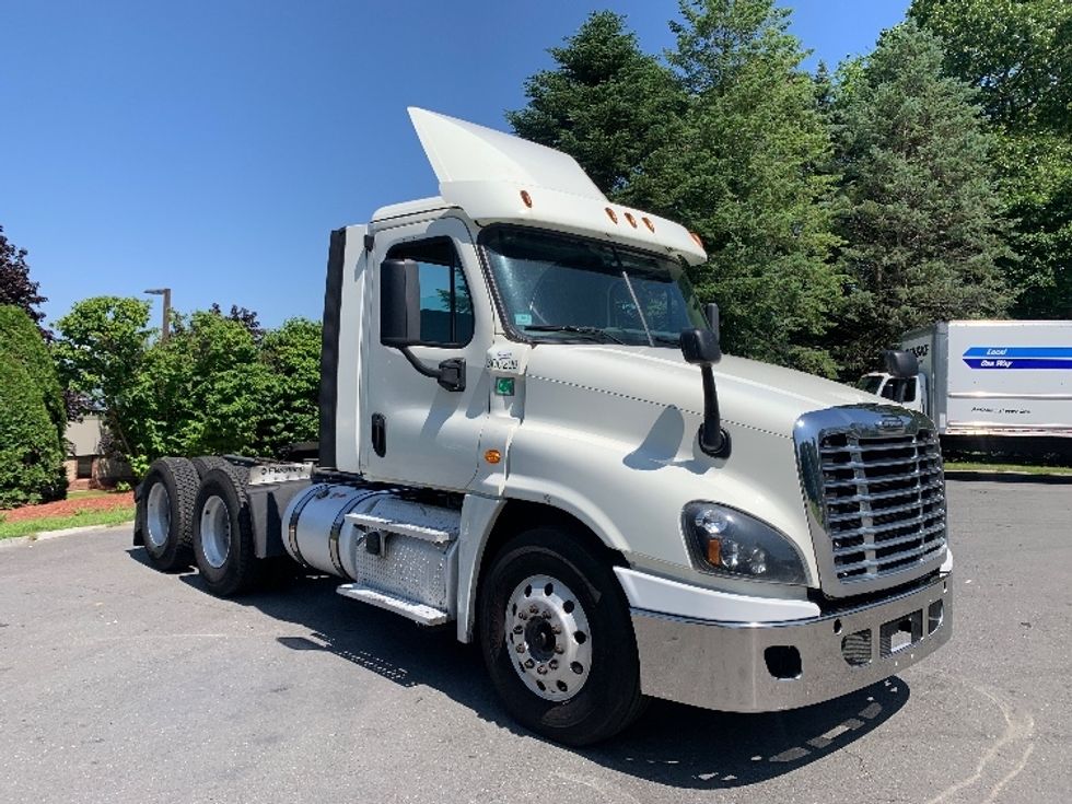 Day Cab Tractor-Heavy Duty Tractors-Freightliner-2018-Cascadia 12564ST-Fitchburg-MA-440,579\n\t\tmiles-$ 36,000 - Image 1
