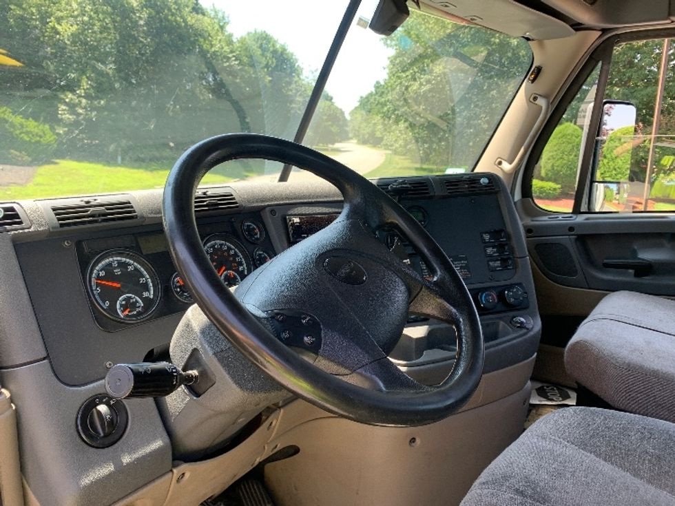 Day Cab Tractor-Heavy Duty Tractors-Freightliner-2018-Cascadia 12564ST-Fitchburg-MA-440,579\n\t\tmiles-$ 36,000 - Image 10