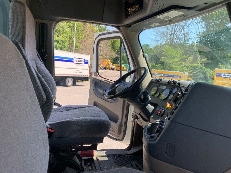 Day Cab Tractor-Heavy Duty Tractors-Freightliner-2018-Cascadia 12564ST-Fitchburg-MA-440,579\n\t\tmiles-$ 36,000 - Image 14