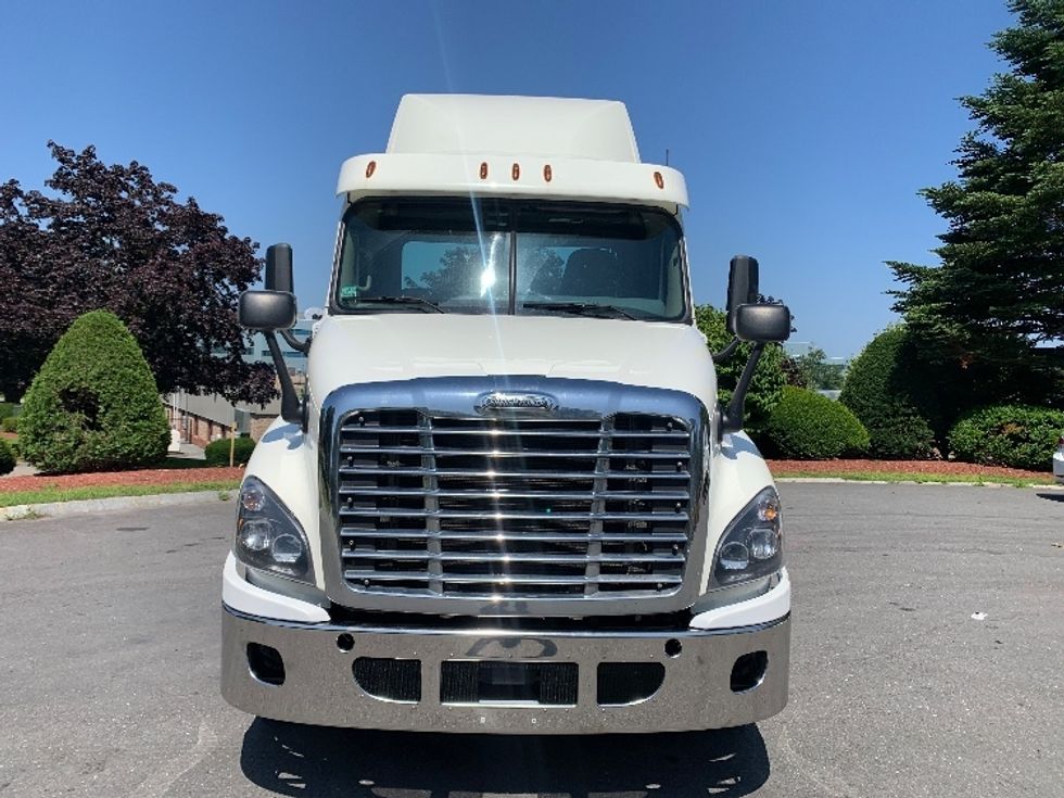Day Cab Tractor-Heavy Duty Tractors-Freightliner-2018-Cascadia 12564ST-Fitchburg-MA-440,579\n\t\tmiles-$ 36,000 - Image 2