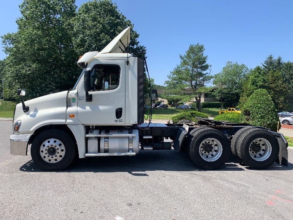 Day Cab Tractor-Heavy Duty Tractors-Freightliner-2018-Cascadia 12564ST-Fitchburg-MA-440,579\n\t\tmiles-$ 36,000 - Image 4