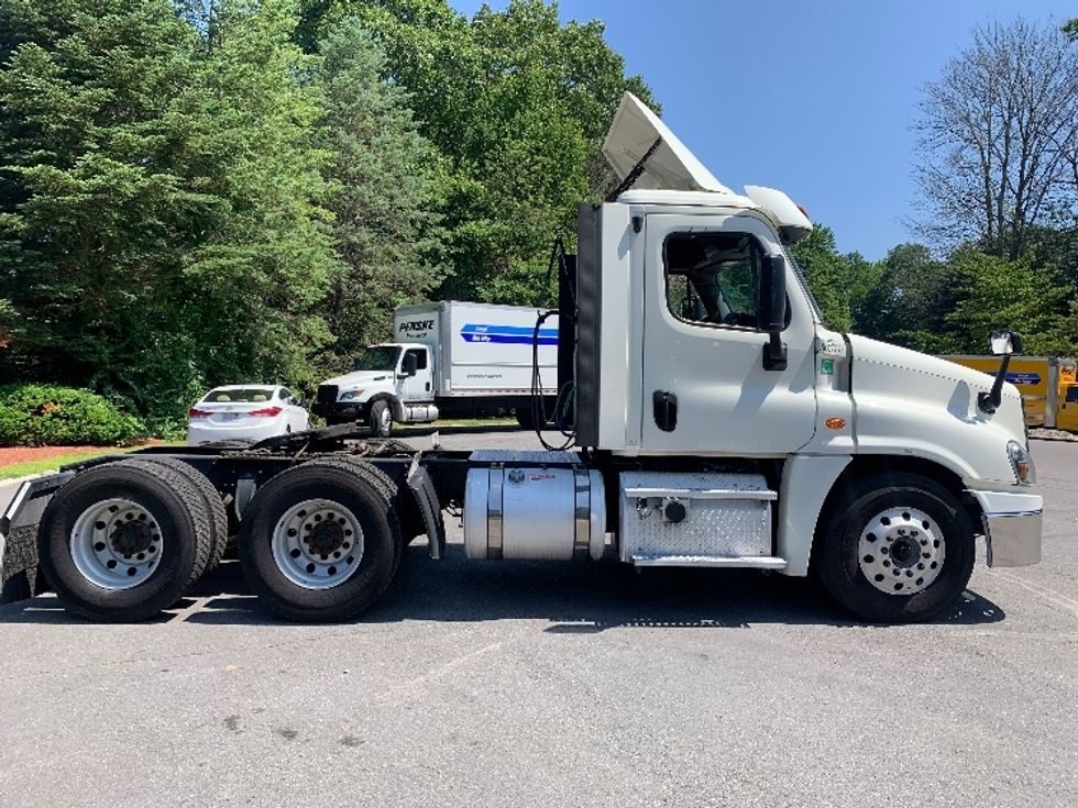 Day Cab Tractor-Heavy Duty Tractors-Freightliner-2018-Cascadia 12564ST-Fitchburg-MA-440,579\n\t\tmiles-$ 36,000 - Image 8