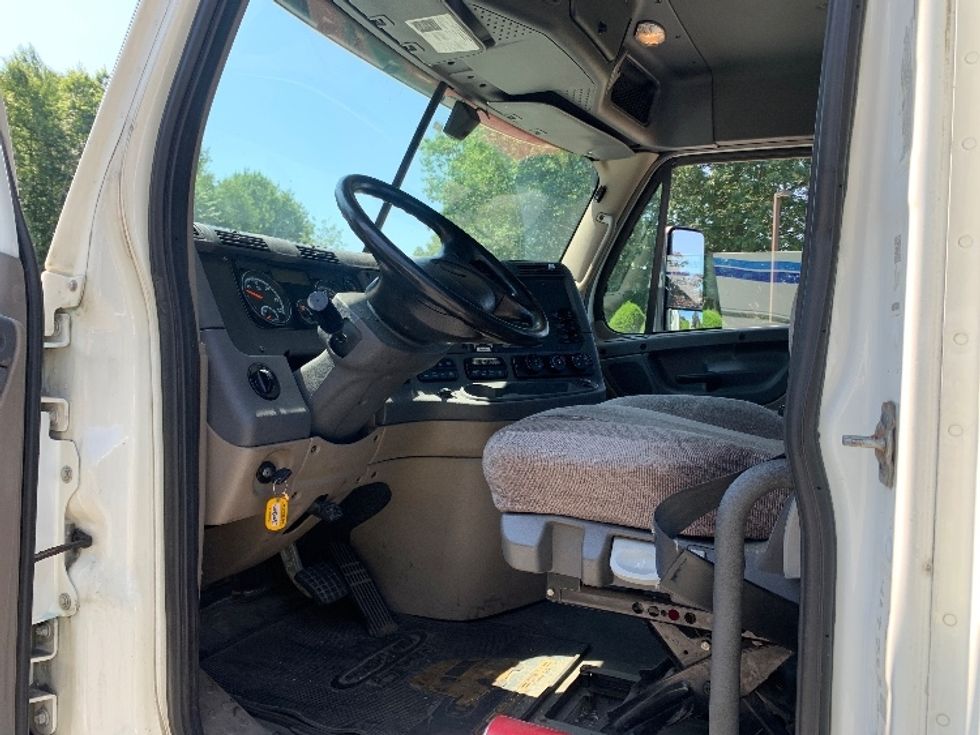 Day Cab Tractor-Heavy Duty Tractors-Freightliner-2018-Cascadia 12564ST-Fitchburg-MA-440,579\n\t\tmiles-$ 36,000 - Image 9