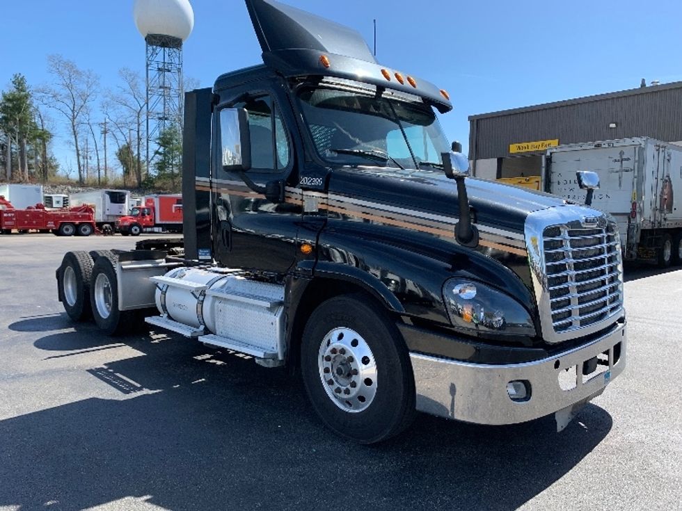 Day Cab Tractor-Heavy Duty Tractors-Freightliner-2018-Cascadia 12564ST-Fitchburg-MA-446,619\n\t\tmiles-$ 34,750 - Image 1