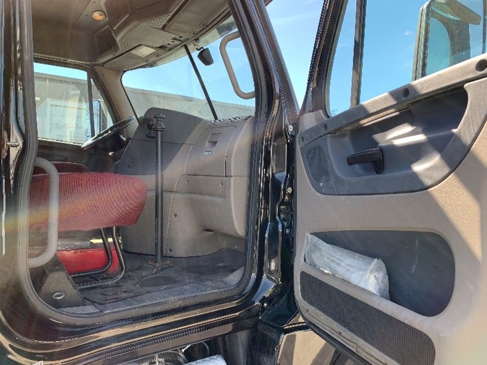 Day Cab Tractor-Heavy Duty Tractors-Freightliner-2018-Cascadia 12564ST-Fitchburg-MA-446,619\n\t\tmiles-$ 34,750 - Image 11