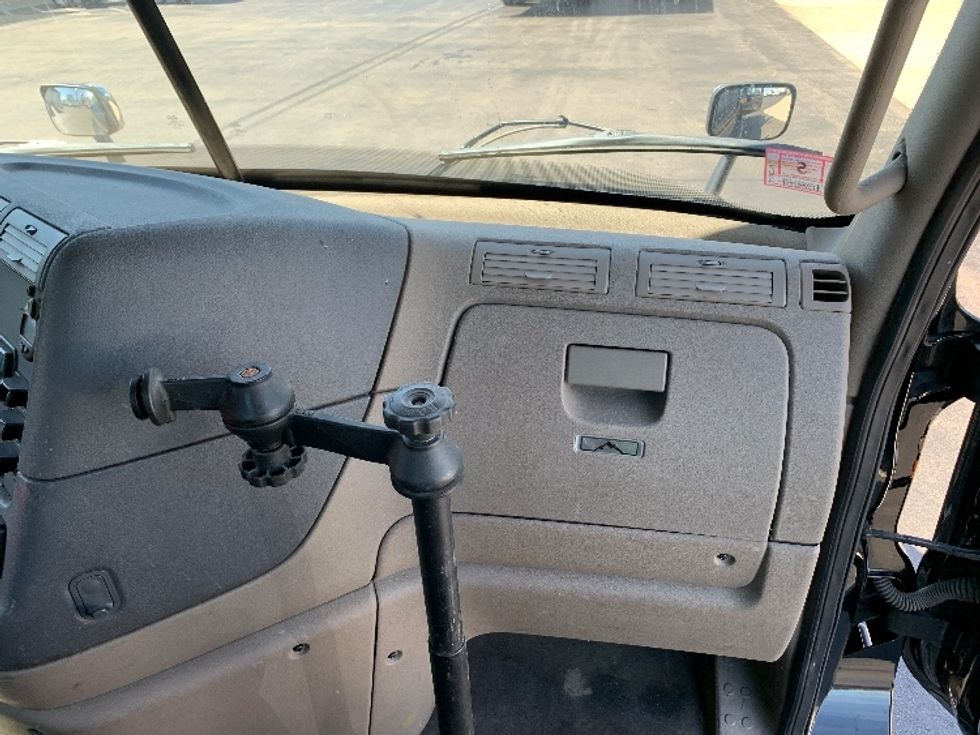 Day Cab Tractor-Heavy Duty Tractors-Freightliner-2018-Cascadia 12564ST-Fitchburg-MA-446,619\n\t\tmiles-$ 34,750 - Image 12