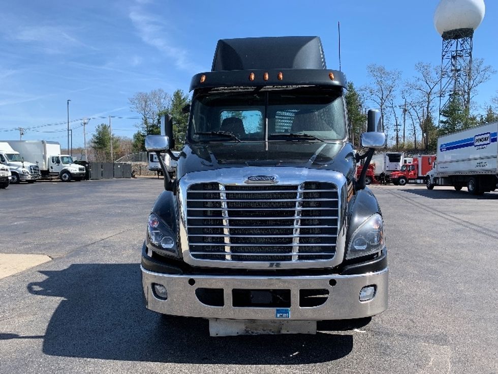 Day Cab Tractor-Heavy Duty Tractors-Freightliner-2018-Cascadia 12564ST-Fitchburg-MA-446,619\n\t\tmiles-$ 34,750 - Image 2