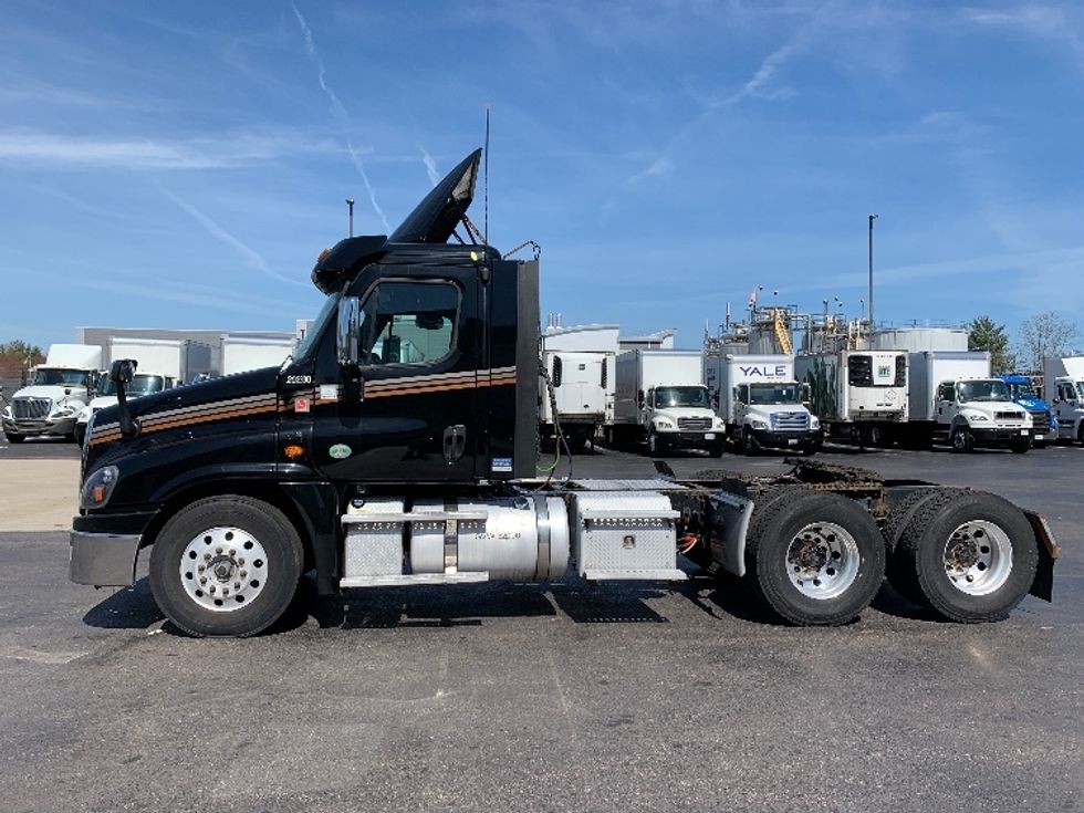 Day Cab Tractor-Heavy Duty Tractors-Freightliner-2018-Cascadia 12564ST-Fitchburg-MA-446,619\n\t\tmiles-$ 34,750 - Image 4