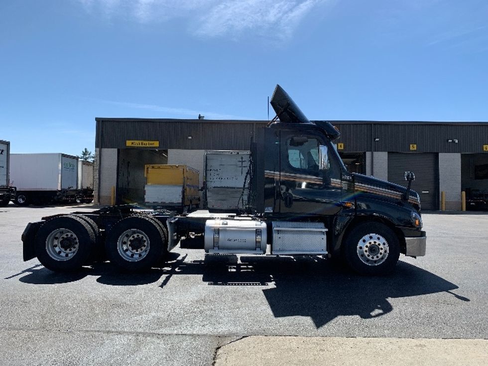Day Cab Tractor-Heavy Duty Tractors-Freightliner-2018-Cascadia 12564ST-Fitchburg-MA-446,619\n\t\tmiles-$ 34,750 - Image 7