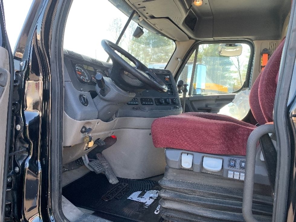 Day Cab Tractor-Heavy Duty Tractors-Freightliner-2018-Cascadia 12564ST-Fitchburg-MA-446,619\n\t\tmiles-$ 34,750 - Image 8