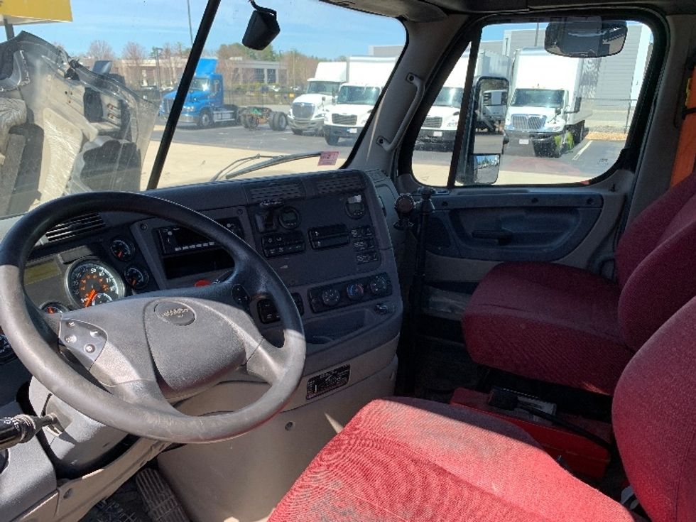 Day Cab Tractor-Heavy Duty Tractors-Freightliner-2018-Cascadia 12564ST-Fitchburg-MA-446,619\n\t\tmiles-$ 34,750 - Image 9