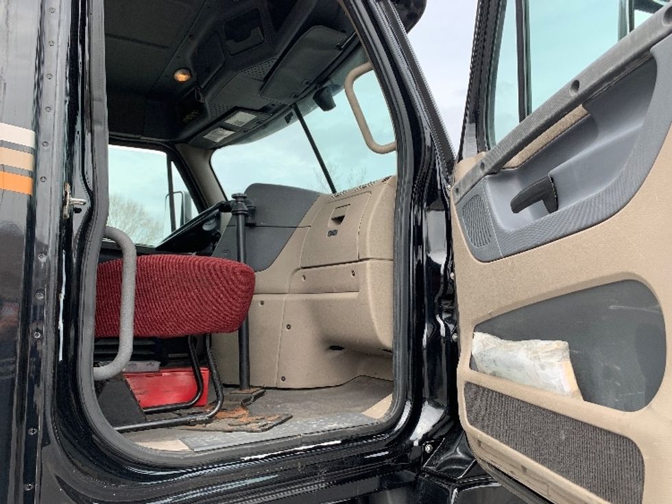 Day Cab Tractor-Heavy Duty Tractors-Freightliner-2018-Cascadia 12564ST-Fitchburg-MA-449,204\n\t\tmiles-$ 34,750 - Image 12