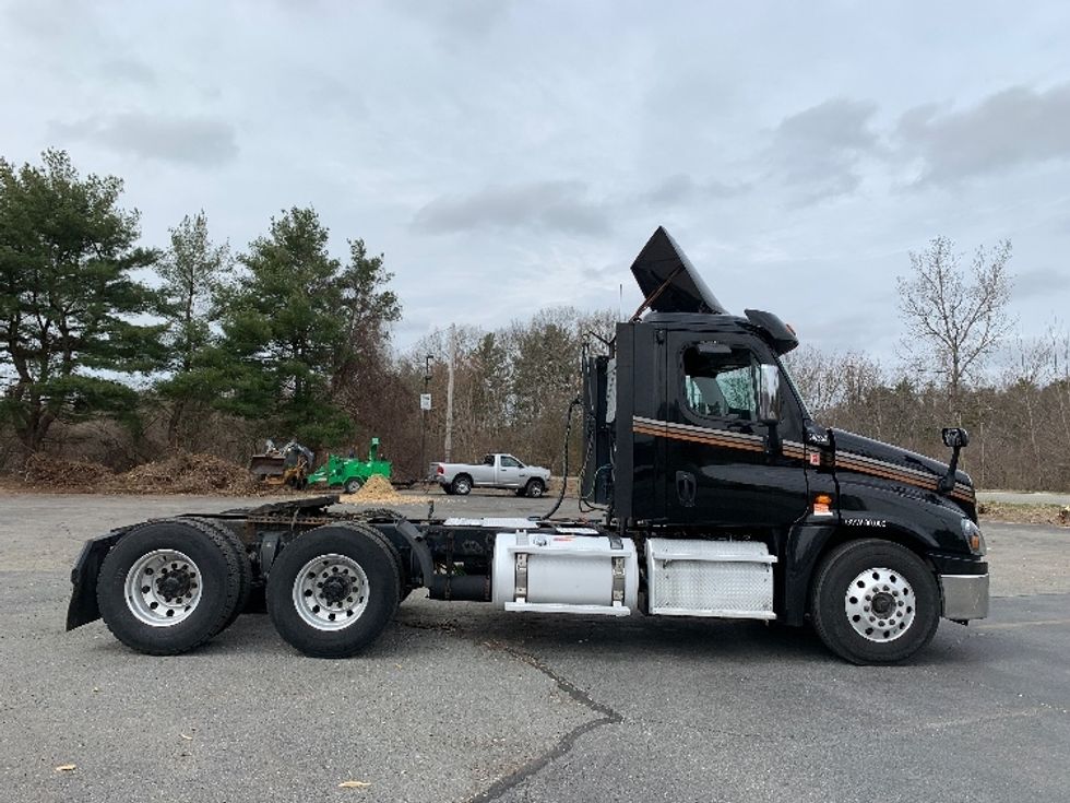 Day Cab Tractor-Heavy Duty Tractors-Freightliner-2018-Cascadia 12564ST-Fitchburg-MA-449,204\n\t\tmiles-$ 34,750 - Image 8