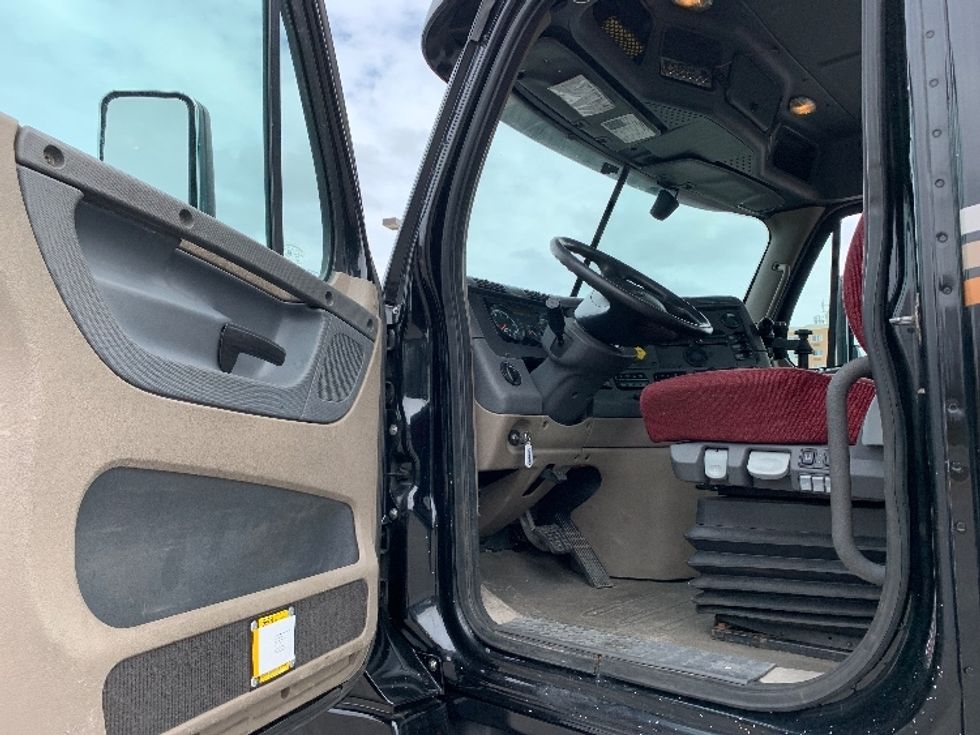 Day Cab Tractor-Heavy Duty Tractors-Freightliner-2018-Cascadia 12564ST-Fitchburg-MA-449,204\n\t\tmiles-$ 34,750 - Image 9