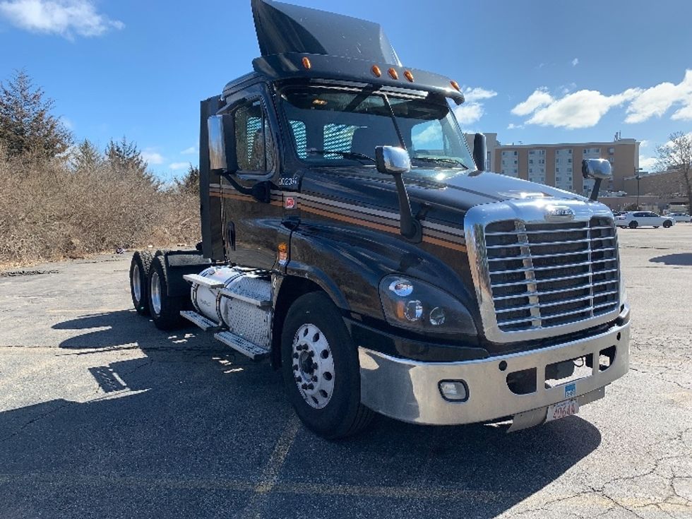 Day Cab Tractor-Heavy Duty Tractors-Freightliner-2018-Cascadia 12564ST-Fitchburg-MA-450,927\n\t\tmiles-$ 34,500 - Image 1
