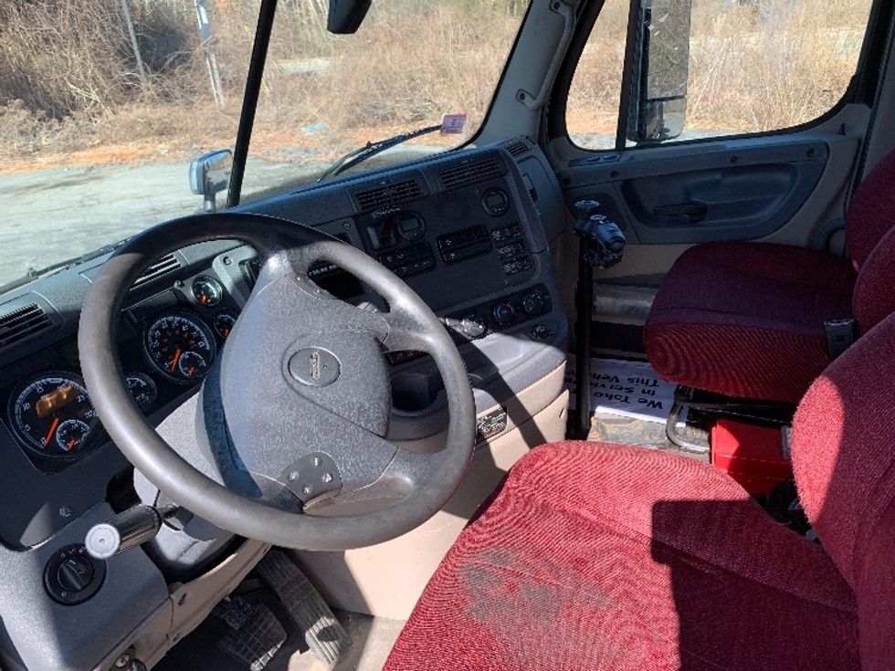 Day Cab Tractor-Heavy Duty Tractors-Freightliner-2018-Cascadia 12564ST-Fitchburg-MA-450,927\n\t\tmiles-$ 34,500 - Image 10