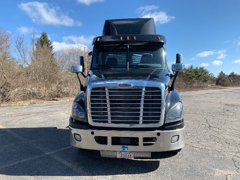 2018 Freightliner Cascadia 125" Sleeper Cab photo 2