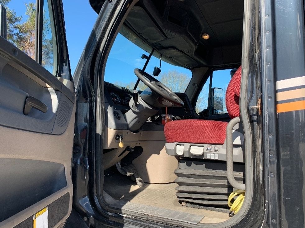 2018 Freightliner Cascadia 125" Sleeper Cab photo 9