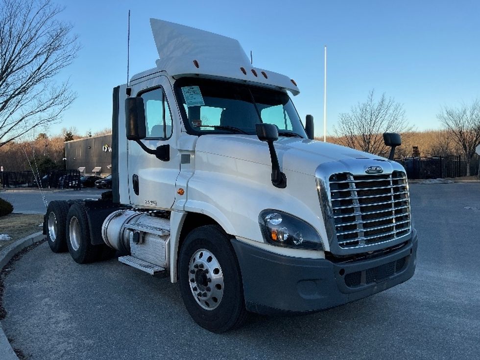 Day Cab Tractor-Heavy Duty Tractors-Freightliner-2018-Cascadia 12564ST-Fitchburg-MA-468,906\n\t\tmiles-$ 34,500 - Image 1