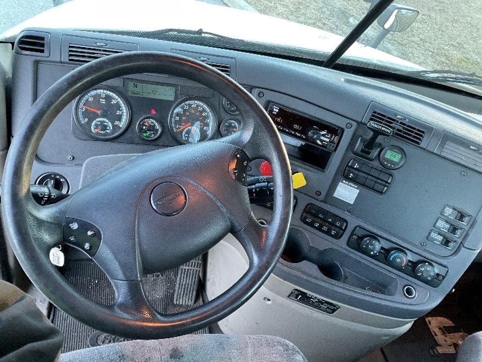 Day Cab Tractor-Heavy Duty Tractors-Freightliner-2018-Cascadia 12564ST-Fitchburg-MA-468,906\n\t\tmiles-$ 34,500 - Image 11