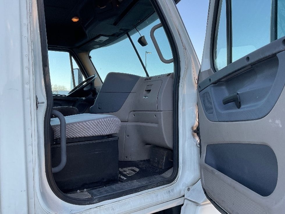 Day Cab Tractor-Heavy Duty Tractors-Freightliner-2018-Cascadia 12564ST-Fitchburg-MA-468,906\n\t\tmiles-$ 34,500 - Image 12