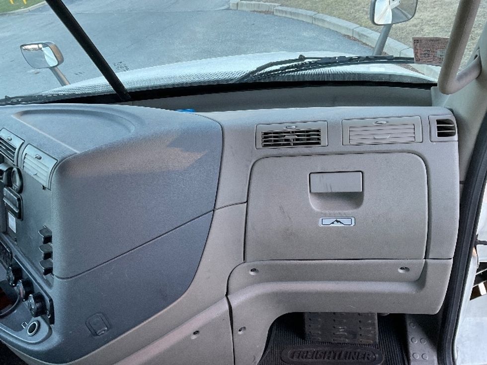 Day Cab Tractor-Heavy Duty Tractors-Freightliner-2018-Cascadia 12564ST-Fitchburg-MA-468,906\n\t\tmiles-$ 34,500 - Image 13