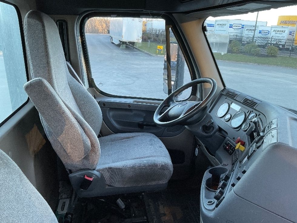 Day Cab Tractor-Heavy Duty Tractors-Freightliner-2018-Cascadia 12564ST-Fitchburg-MA-468,906\n\t\tmiles-$ 34,500 - Image 14