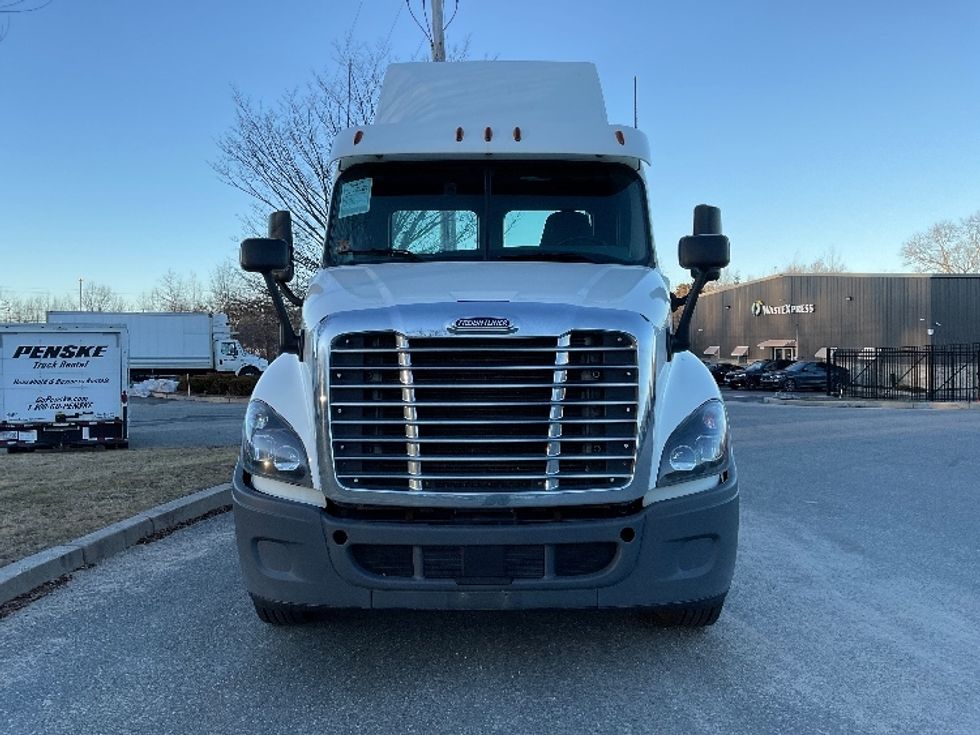 Day Cab Tractor-Heavy Duty Tractors-Freightliner-2018-Cascadia 12564ST-Fitchburg-MA-468,906\n\t\tmiles-$ 34,500 - Image 2