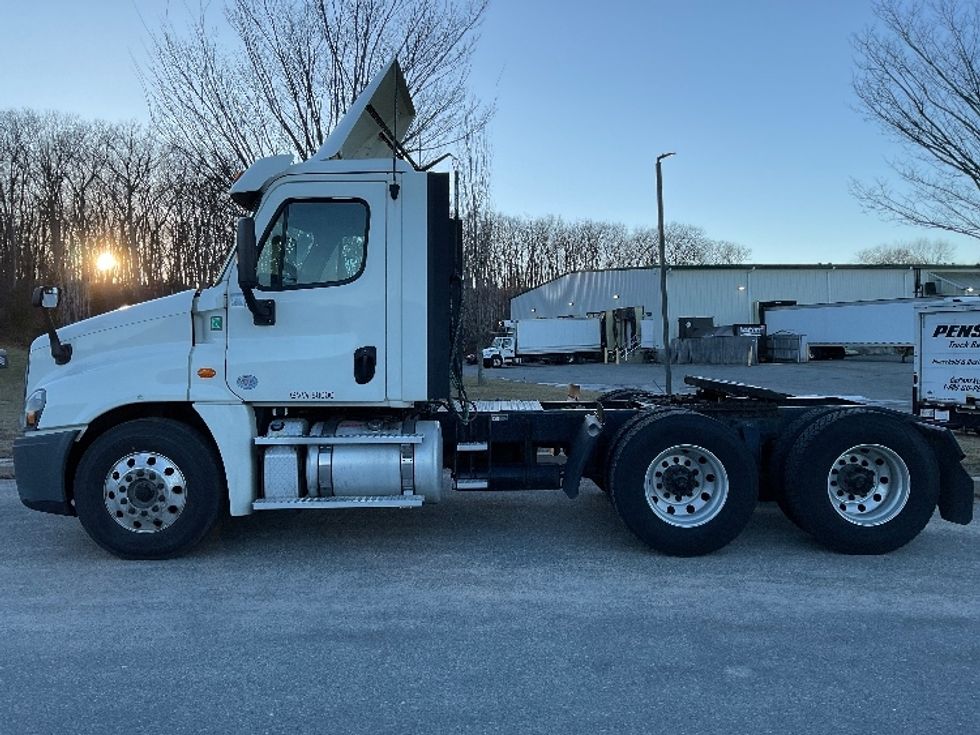 Day Cab Tractor-Heavy Duty Tractors-Freightliner-2018-Cascadia 12564ST-Fitchburg-MA-468,906\n\t\tmiles-$ 34,500 - Image 4