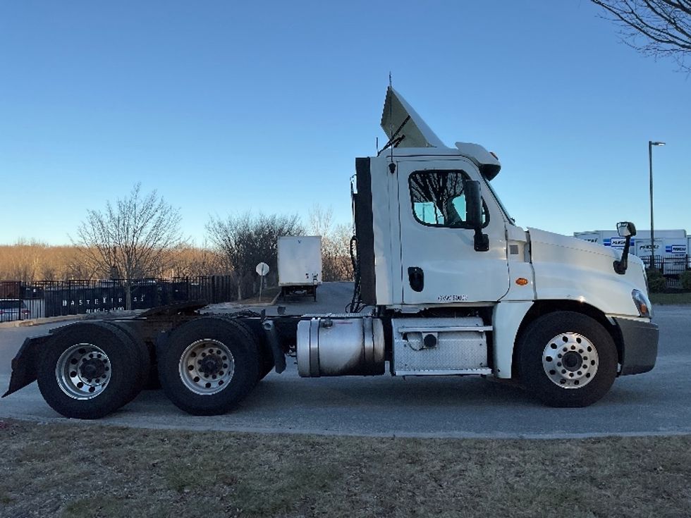 Day Cab Tractor-Heavy Duty Tractors-Freightliner-2018-Cascadia 12564ST-Fitchburg-MA-468,906\n\t\tmiles-$ 34,500 - Image 8