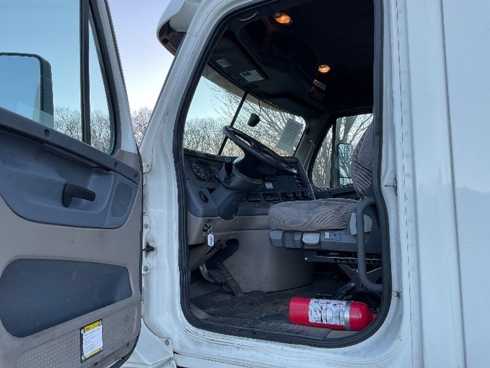 Day Cab Tractor-Heavy Duty Tractors-Freightliner-2018-Cascadia 12564ST-Fitchburg-MA-468,906\n\t\tmiles-$ 34,500 - Image 9