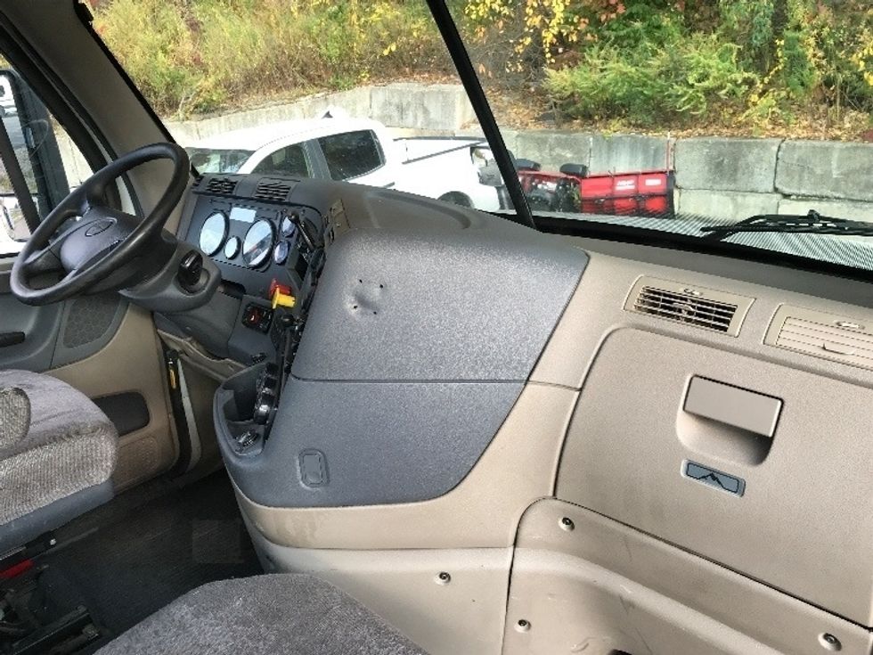 Day Cab Tractor-Heavy Duty Tractors-Freightliner-2018-Cascadia 12564ST-Fitchburg-MA-542,062\n\t\tmiles-$ 32,250 - Image 13