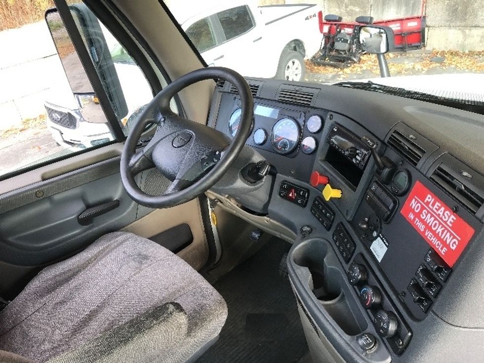 Day Cab Tractor-Heavy Duty Tractors-Freightliner-2018-Cascadia 12564ST-Fitchburg-MA-542,062\n\t\tmiles-$ 32,250 - Image 14