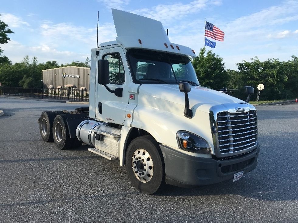 Day Cab Tractor-Heavy Duty Tractors-Freightliner-2018-Cascadia 12564ST-Fitchburg-MA-616,567\n\t\tmiles-$ 27,000 - Image 1
