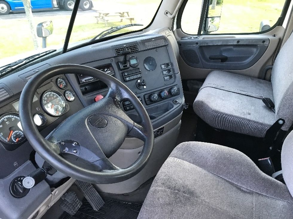 Day Cab Tractor-Heavy Duty Tractors-Freightliner-2018-Cascadia 12564ST-Fitchburg-MA-616,567\n\t\tmiles-$ 27,000 - Image 10