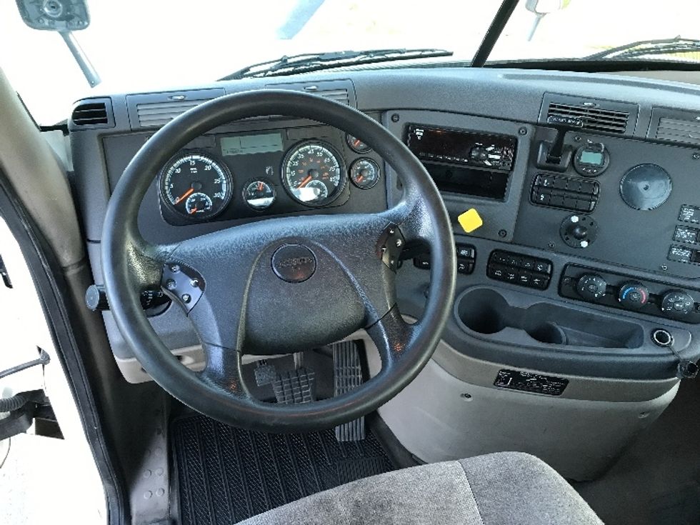 Day Cab Tractor-Heavy Duty Tractors-Freightliner-2018-Cascadia 12564ST-Fitchburg-MA-616,567\n\t\tmiles-$ 27,000 - Image 11