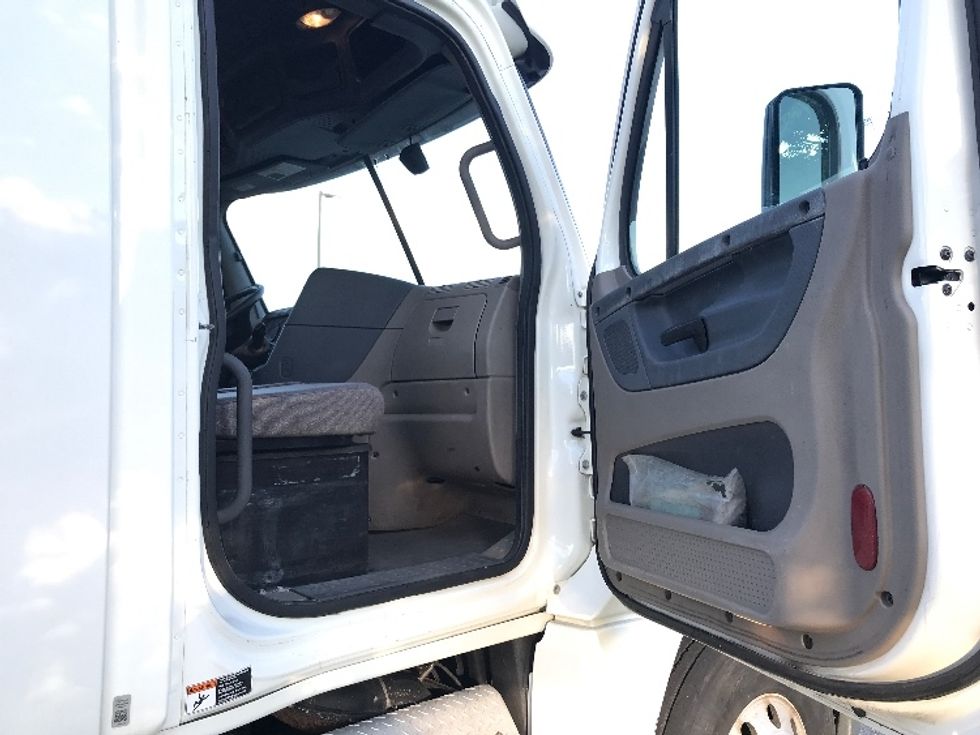 Day Cab Tractor-Heavy Duty Tractors-Freightliner-2018-Cascadia 12564ST-Fitchburg-MA-616,567\n\t\tmiles-$ 27,000 - Image 12