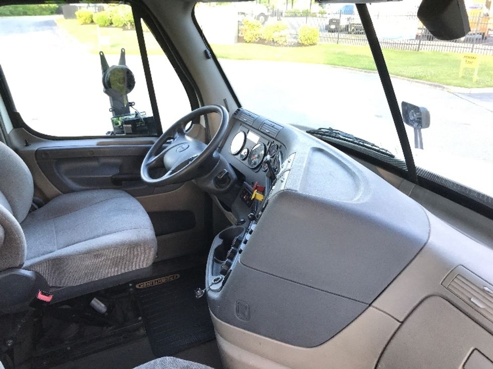 Day Cab Tractor-Heavy Duty Tractors-Freightliner-2018-Cascadia 12564ST-Fitchburg-MA-616,567\n\t\tmiles-$ 27,000 - Image 14