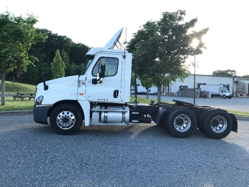 Day Cab Tractor-Heavy Duty Tractors-Freightliner-2018-Cascadia 12564ST-Fitchburg-MA-616,567\n\t\tmiles-$ 27,000 - Image 4
